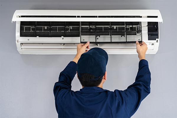 tech maintaining ductless ac